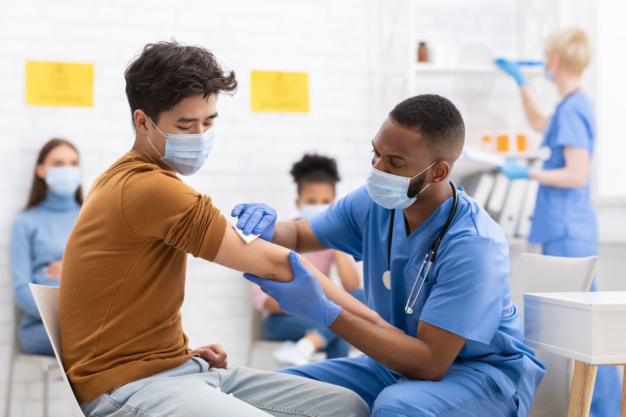 Đương đơn nam đang thực hiện chích ngừa định cư Mỹ theo yêu cầu của USCIS