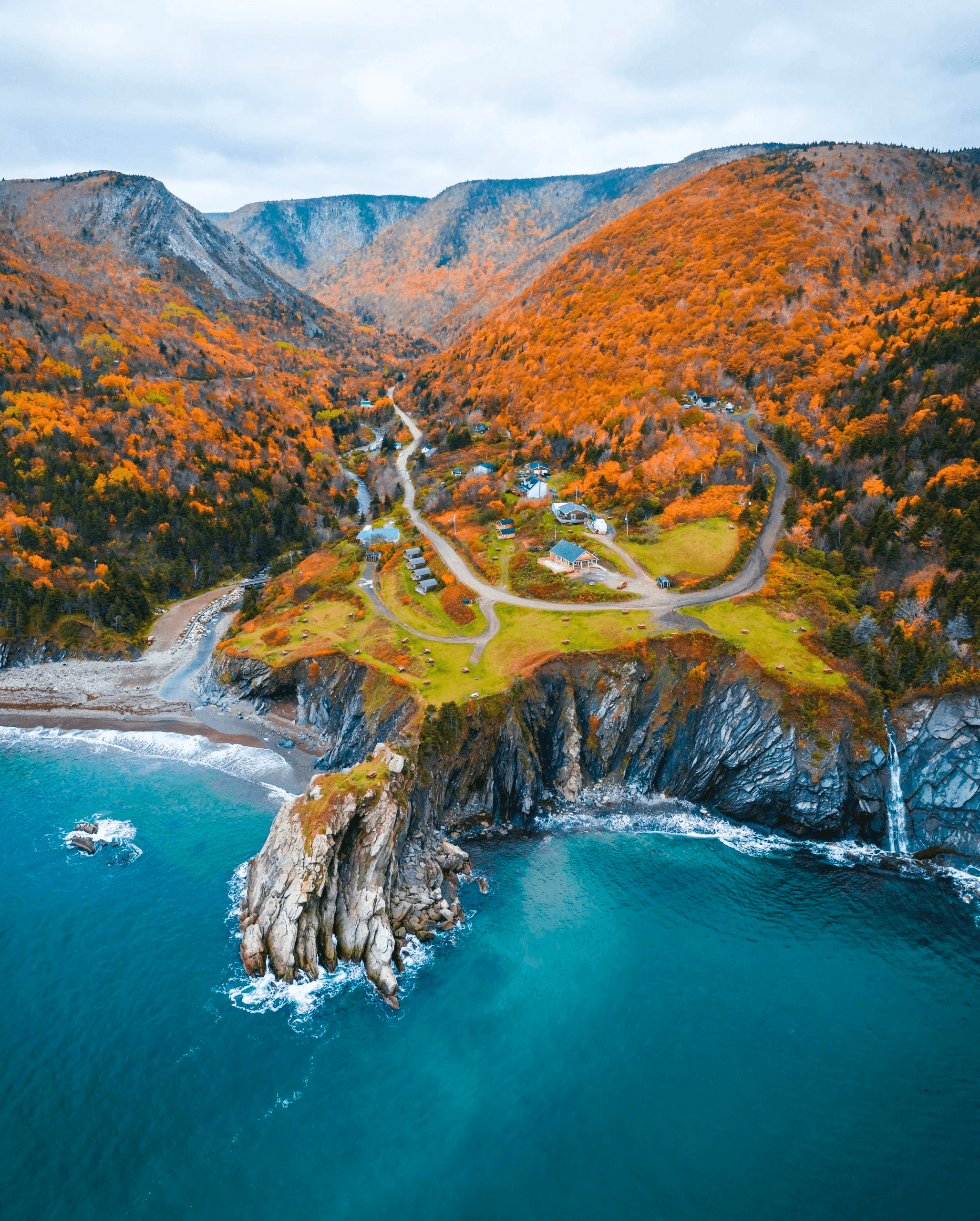 Halifax-3 Đội ngũ Columbus làm việc với Văn phòng Phát triển Kinh tế thành phố Sylvan Lake, Canada
